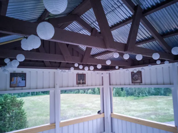 Lusthus med vita väggar och tavlor med motiv från John Bauer