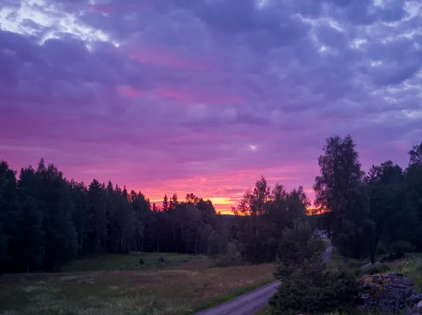 En purpur färgad solnedgång i Barlingshult